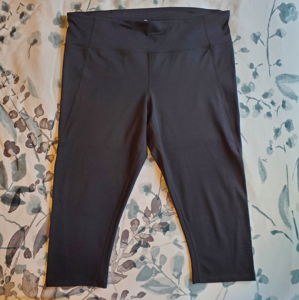 GapFit Eclipse Capri Leggings - Size XL